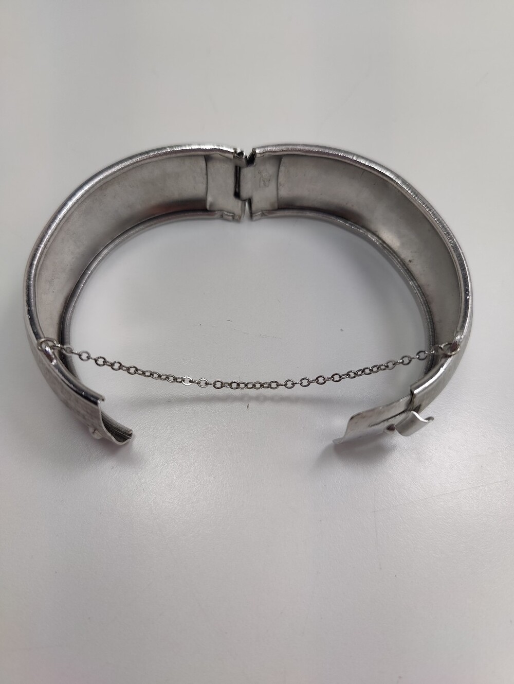 Vintage Coro Silver Tone Wide Hinged Bangle Bracelet Safety Chain Brushed Satin - Picture 7 of 12